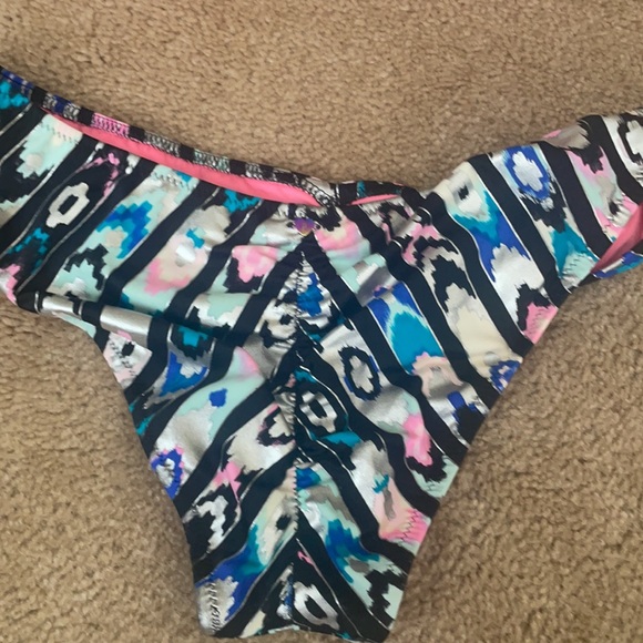 Bikini - Picture 7 of 8